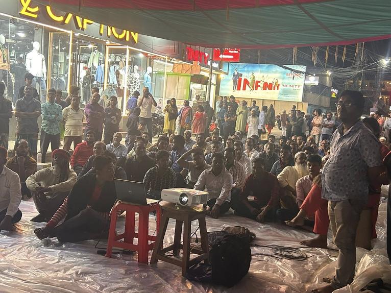 অপসোনিন ফার্মার ছাঁটাইকৃত শ্রমিকদের চ্যাপলিনময় প্রতিবাদ