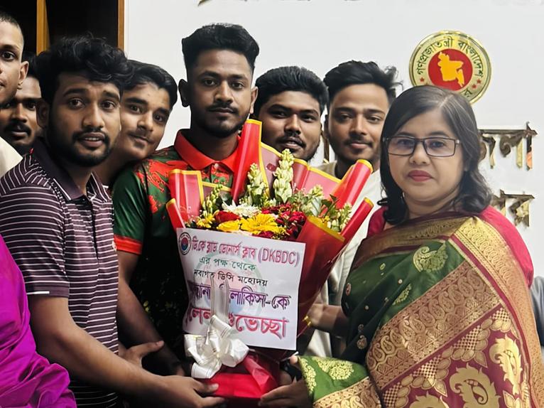 ডিকে ব্লাড ডোনার্স ক্লাব নেতৃবৃন্দের মাদারীপুরে নবাগত ডিসির সঙ্গে শুভেচ্ছা বিনিময়