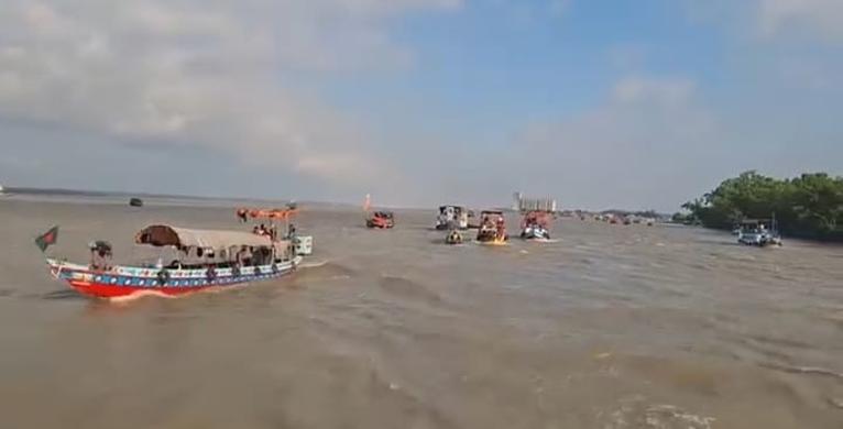 মোংলা থেকে দুবলার চরের উদ্দেশে তীর্থযাত্রীদের রওনা