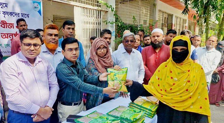 গৌরনদীতে বিনামূল্যে রবি শস্যের বীজ-সার বিতরণ