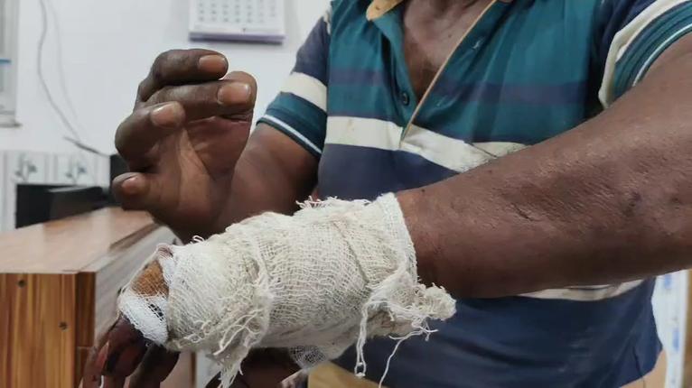 ফেরিওয়ালাকে মারধর, তথ্য সংগ্রহে যুবদল নেতার বাধা!