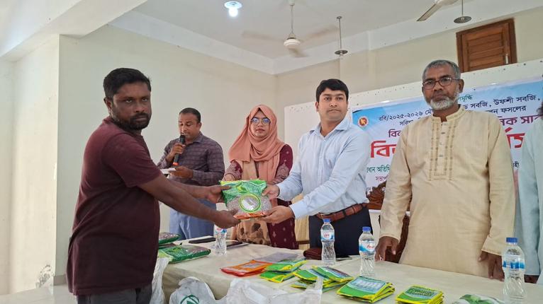 বরগুনায় প্রান্তিক কৃষকদের মাঝে বিনামূল্যে বীজ-সার বিতরণ