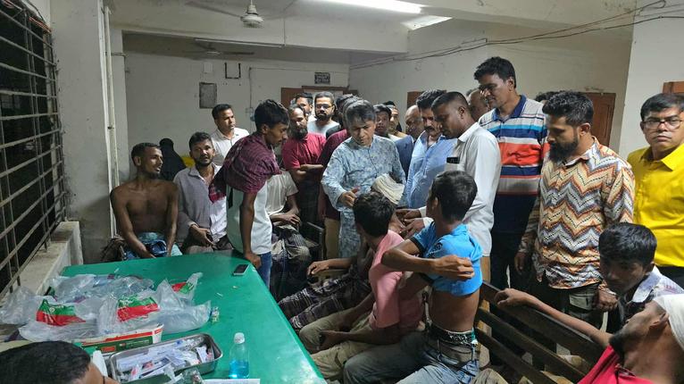 ঘটনার পর রাতেই বিএনপির নির্বাহী কমিটির সদস্য হাসান মামুন হাসপাতালে গিয়ে আহতদের খোঁজ নেন।
