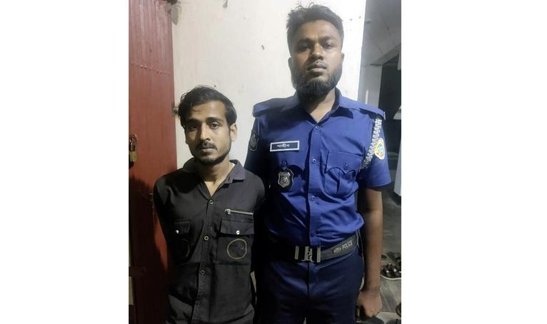 ছেলেকে গাঁজাসহ পুলিশের হাতে দিলেন বাবা