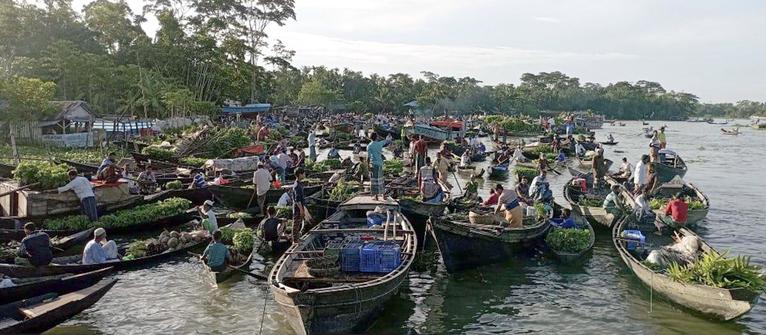 পিরোজপুরের বৈঠাকাটা ভাসমান হাট: প্রতিদিন যেখানে কোটি টাকার লেনদেন