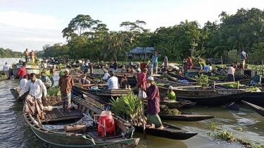 পিরোজপুরে বৈঠাকাটা ভাসমান হাট: সপ্তাহে দুই দিন নদীর বুকে কোটি টাকার লেনদেন