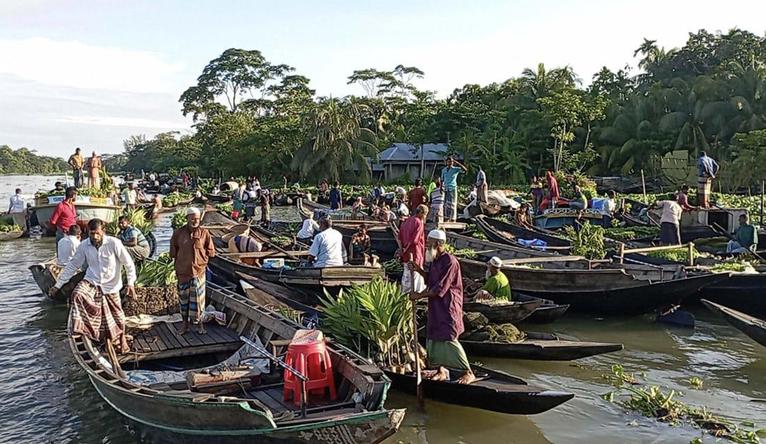 পিরোজপুরের বৈঠাকাটা ভাসমান হাট: প্রতিদিন যেখানে কোটি টাকার লেনদেন