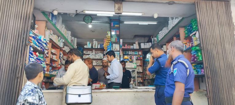 আগৈলঝাড়ায় মেয়াদোত্তীর্ণ ওষুধ রাখায় ৭ ফার্মেসিকে জরিমানা