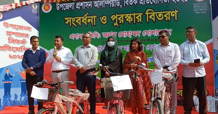 চাঁপাইনবাবগঞ্জে বিজয়ীদের বাইসাইকেল বিতরণ