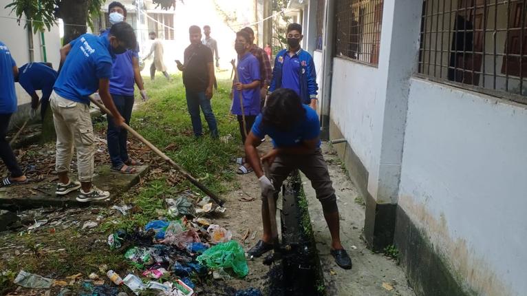 কলাপাড়ায় হাসপাতাল ক্যাম্পাসে বর্জ্য অপসারণে স্বেচ্ছাসেবীরা