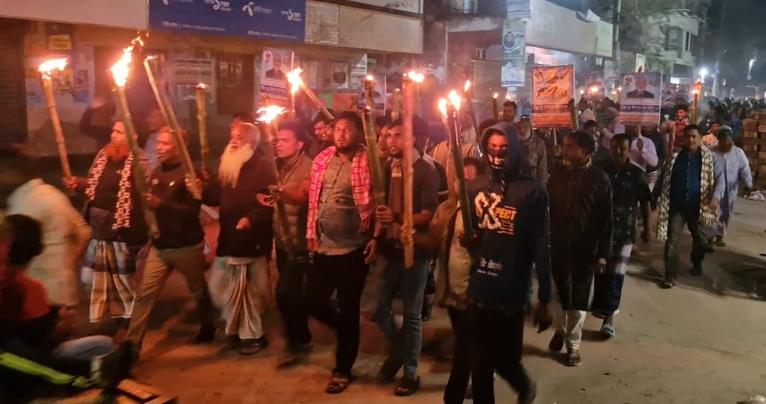 চাঁপাইনবাবগঞ্জে মনোনয়ন বাতিলের দাবিতে বিএনপির মশাল মিছিল