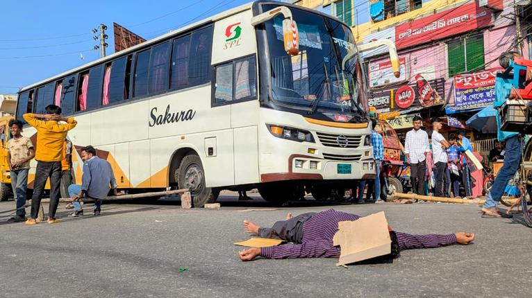 বরিশালে চাকরি ফেরতের দাবিতে মহাসড়ক অবরোধ