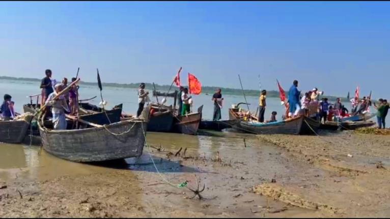 জলবায়ু পরিবর্তনে ক্ষতিপূরণের দাবিতে বলেশ্বর নদীতে নৌ-র্যালি