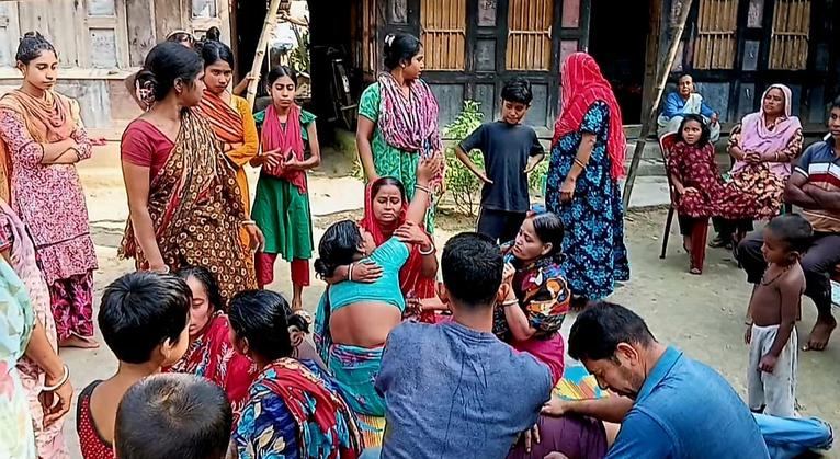 গৌরনদীতে নারী হত্যার ঘটনায় স্বজনদের বাড়ির উঠানে আহাজারি