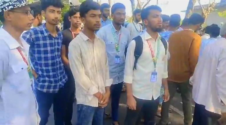 ফরম ফিলাপ ফি বৃদ্ধির প্রতিবাদে গৌরনদীতে শিক্ষার্থীদের সড়ক অবরোধ