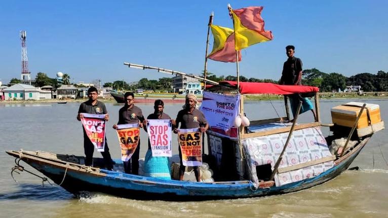 ফসিল জ্বালানির ঝুঁকি এড়াতে কলাপাড়ায় রঙিন নৌবহর কর্মসূচি