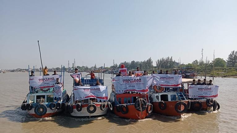 ফসিল গ্যাসের বিস্তার বন্ধের দাবীতে মোংলায় নৌ র‍্যালী
