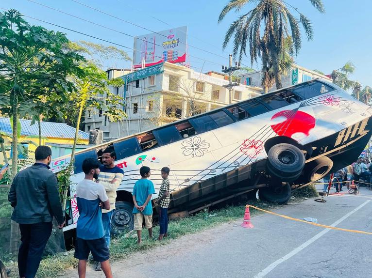 গৌরনদীতে সাকুরা বাস উল্টে খাদে, আহত ১৪