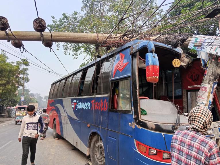 চাঁপাইনবাবগঞ্জে গ্রামীণ ট্রাভেলস বাস নিয়ন্ত্রণ হারিয়ে খুঁটিতে ধাক্কা
