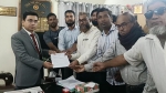 গৌরনদীতে সরকারি কর্মচারীদের ১২ দফা দাবি, স্মারকলিপি প্রদান