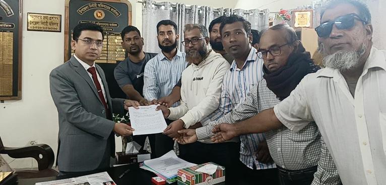 গৌরনদীতে সরকারি কর্মচারীদের ১২ দফা দাবি, স্মারকলিপি প্রদান