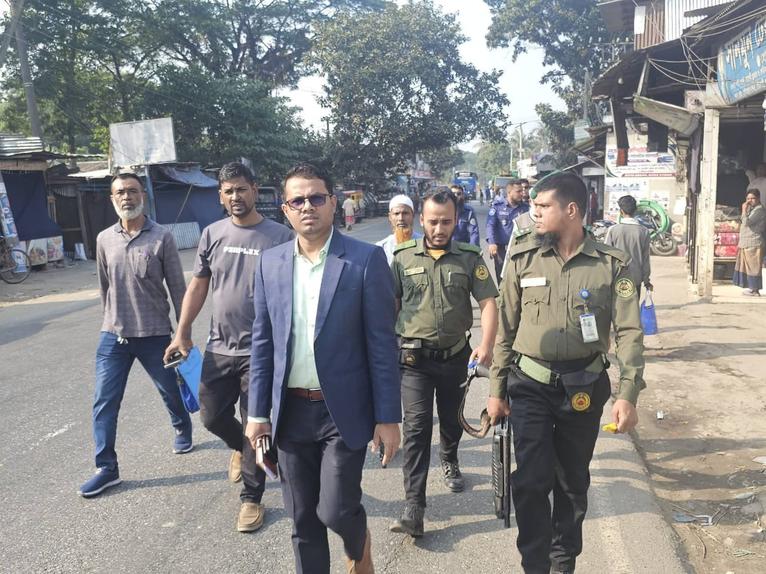 গৌরনদীতে মোবাইল কোর্টে প্রতিষ্ঠান সিলগালা ও জরিমানা