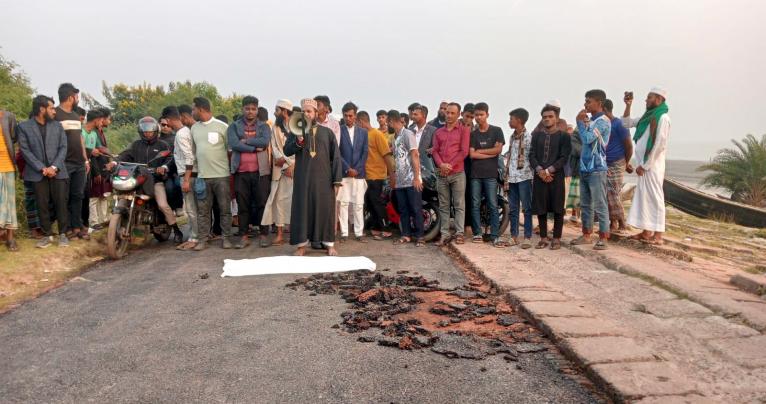সড়কে কার্পেটিংয়ে অনিয়ম, কুয়াকাটা মেরিন ড্রাইভ রোডে প্রতীকী ‘জানাজা’