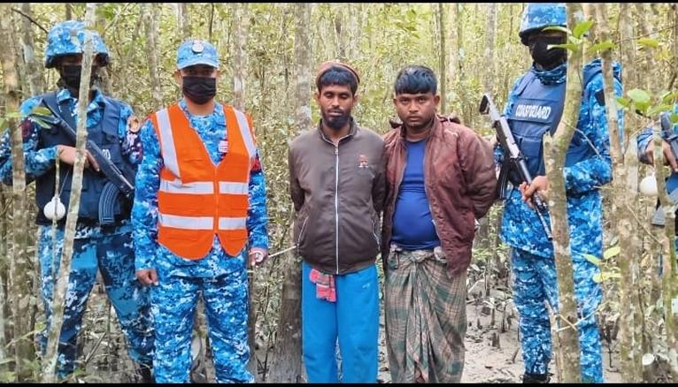 সুন্দরবনে অস্ত্র ও গোলাবারুদসহ করিম শরীফ বাহিনীর ২ দস্যু আটক