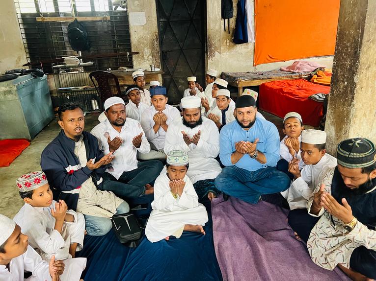 গৌরনদীতে বেগম খালেদা জিয়ার সুস্থতা কামনায় দোয়া মোনাজাত