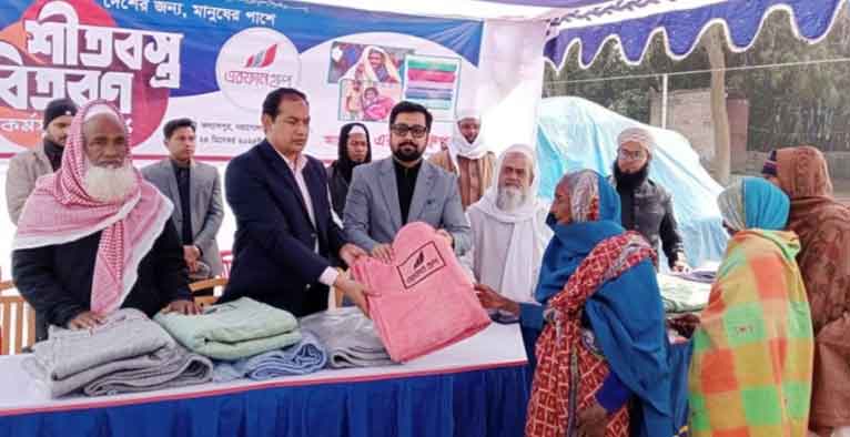 চাঁপাইনবাবগঞ্জে এরফান গ্রুপের উদ্যোগে শীতবস্ত্র বিতরণ