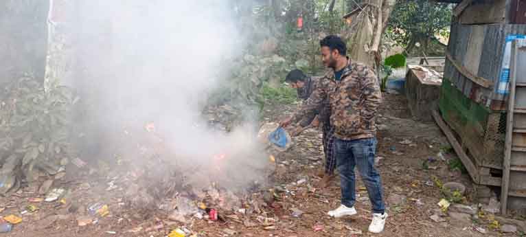 দুমকিতে পলিথিন বর্জ্য পরিষ্কারে ২ যুবকের স্বেচ্ছাসেবী উদ্যোগ