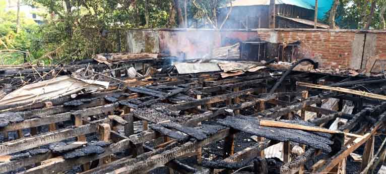 দুমকিতে আগুনে খোরশেদ কাক্কুর ভাতের হোটেল পুড়ে ছাই