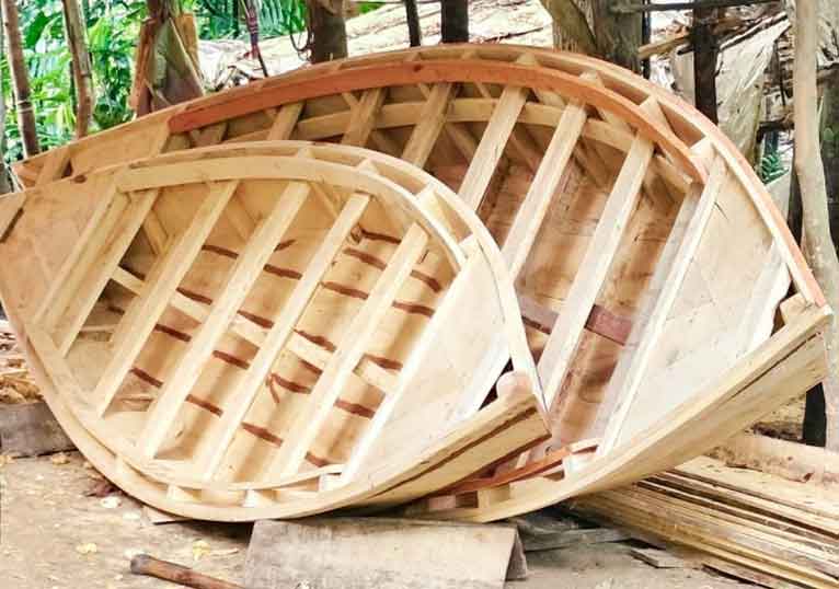 বরগুনায় কাঠের নৌকার ব্যবসা বিলুপ্তির পথে