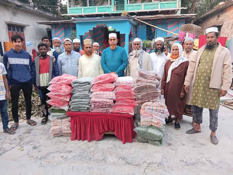 গৌরনদীতে হতদরিদ্রদের মাঝে শীতবস্ত্র বিতরণ