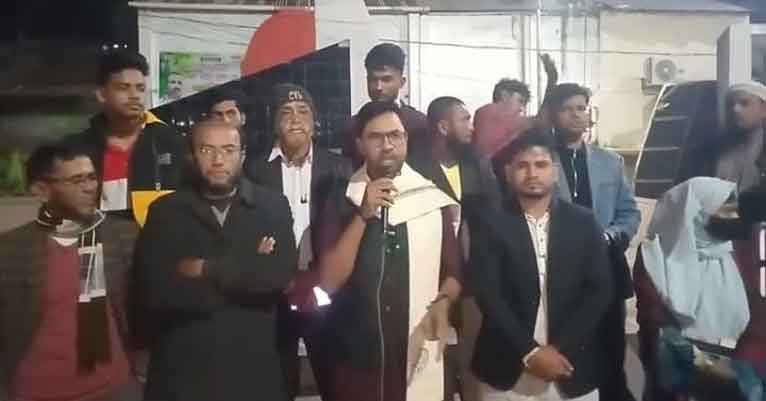 মঠবাড়িয়ায় ইনকিলাব মঞ্চ সভাপতির ওপর হামলার প্রতিবাদে বিক্ষোভ