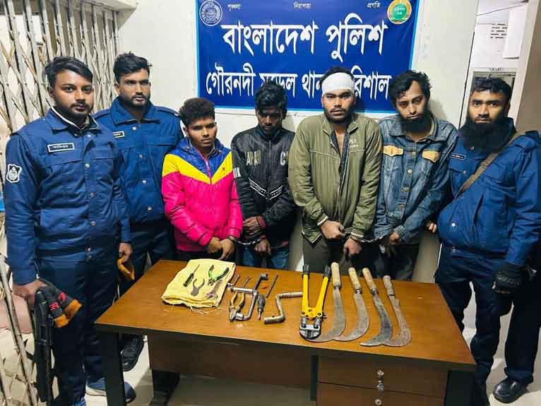 গৌরনদীতে চার ডাকাত আটক, জেলহাজতে প্রেরণ