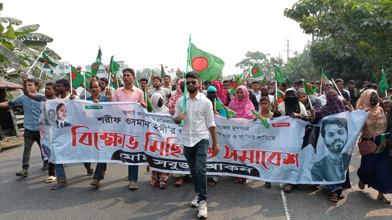 হাদির হত্যার বিচার দাবিতে বাবুগঞ্জে বিক্ষোভ ও মহাসড়ক অবরোধ
