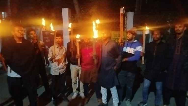 নেছারাবাদে হাদী হত্যার প্রতিবাদে মশাল মিছিল ও বিক্ষোভ সমাবেশ