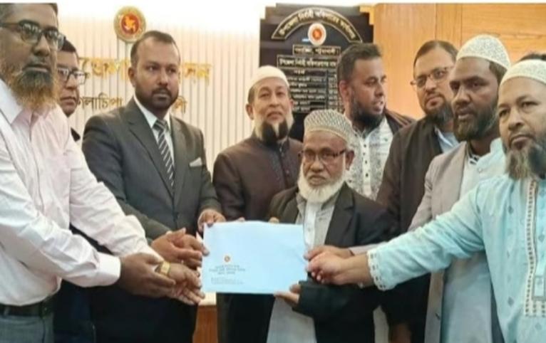 পটুয়াখালী-৩ আসনে জামায়াত প্রার্থী শাহ আলমের মনোনয়নপত্র সংগ্রহ