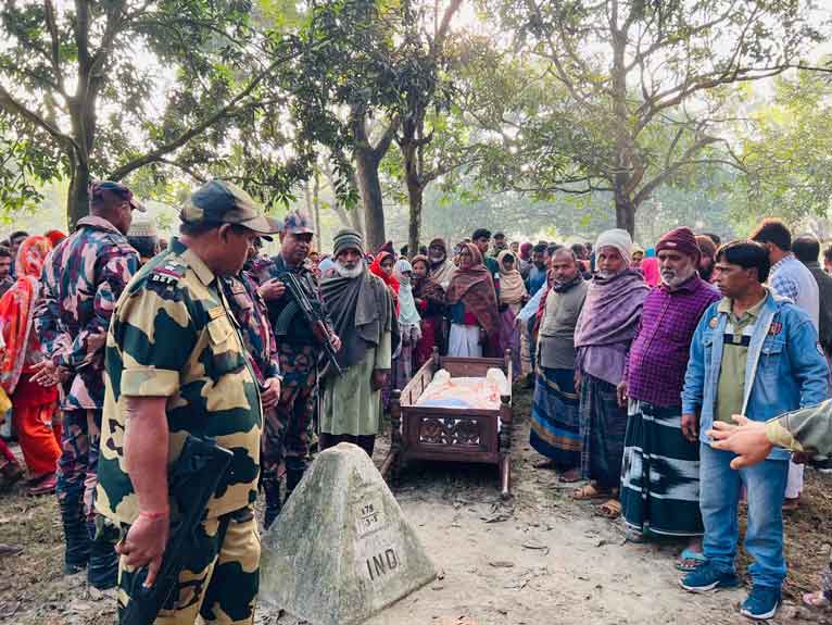 চাঁপাইনবাবগঞ্জ সীমান্তে লাশ দেখার সুযোগ দিল বিজিবি-বিএসএফ
