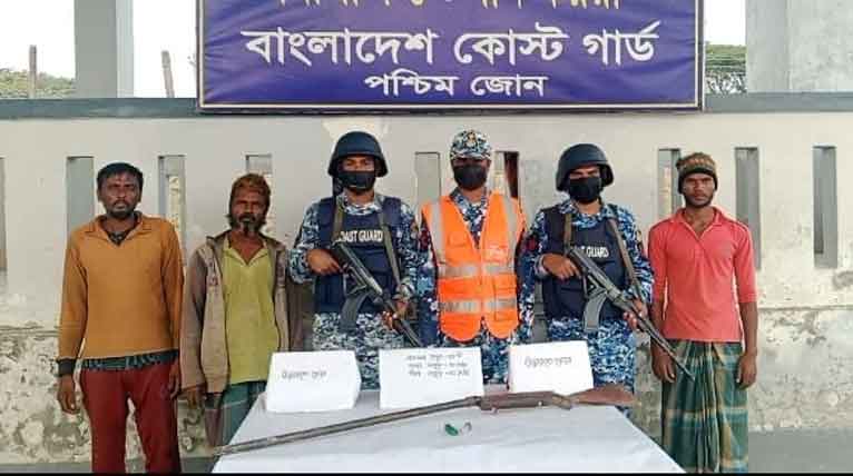 সুন্দরবনে অস্ত্রসহ ৪ জেলে উদ্ধার