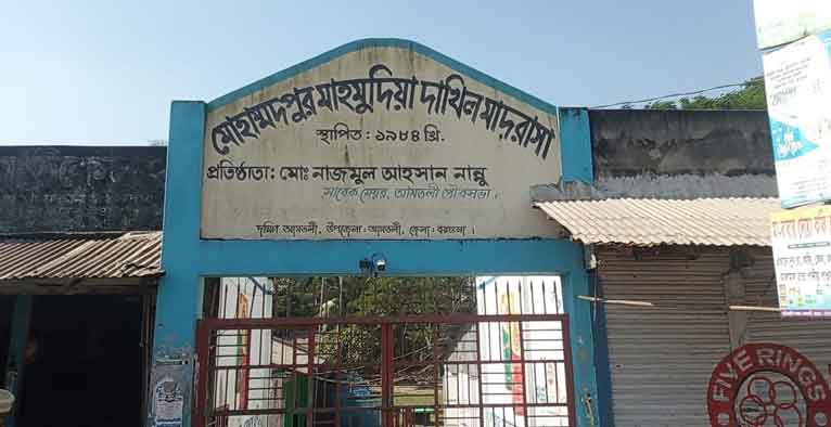 ছাত্রীকে তুলে নিতে বাধা দেওয়ায় মাদ্রাসা সুপারকে মারধর