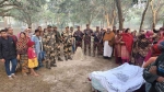 চাঁপাইনবাবগঞ্জ সীমান্তে স্বজনদের লাশ দেখাল বিজিবি-বিএসএফ