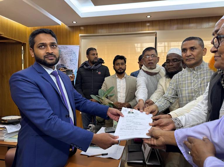 ভোলা ৪ আসনে যুবদলের কেন্দ্রীয় সাধারণ সম্পাদক নুরুল ইসলাম নয়ন মনোনয়নপত্র দাখিল করেন।