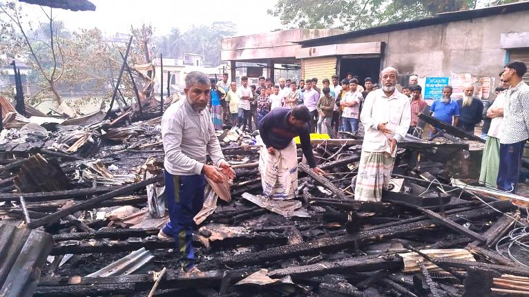 নেছারাবাদে অগ্নিকাণ্ডে ২ দোকান পুড়ে ছাই