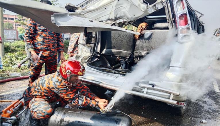 গৌরনদীতে মাইক্রোবাসের পেছনে কাভার্ড ভ্যানের ধাক্কার ফলে ক্ষতিগ্রস্ত মাইক্রোবাস। ছবিটি সংগৃহীত