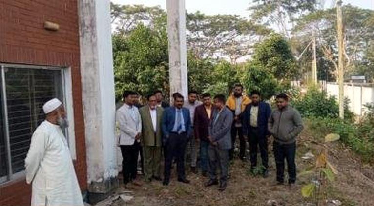 গৌরনদীতে টেক্সটাইল ইনস্টিটিউট ও তাঁত বোর্ড পরিদর্শনে অতিরিক্ত সচিব। ছবি- সংগৃহীত