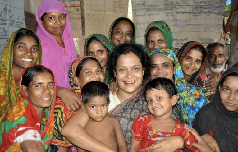 শিশুদের মাঝে হোসনে আরা হাসি