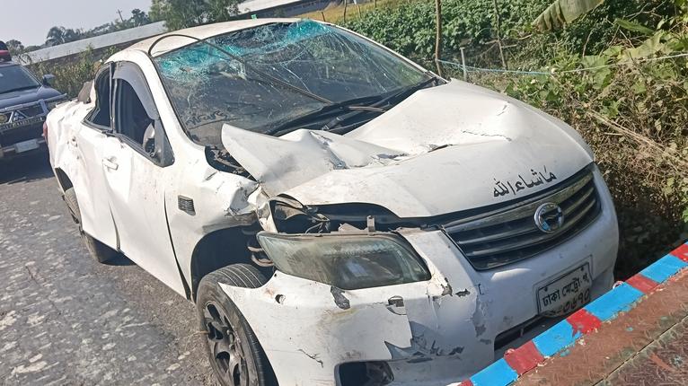 কুয়াকাটাগামী মাইক্রোবাস দুর্ঘটনায় দুই পর্যটক গুরুতর আহত