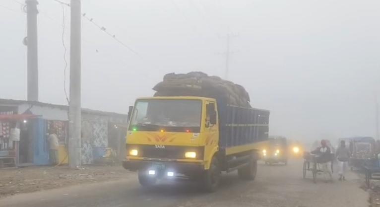 কলাপাড়ায় ঘন কুয়াশার সঙ্গে বেড়েছে শীতের তীব্রতা